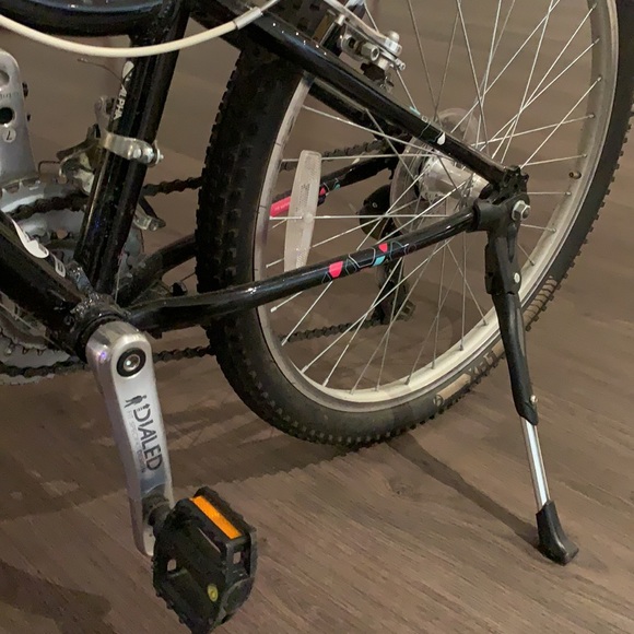 Used MT 220 Girls 24" Black/Pink 2015 - Picture 6 of 7